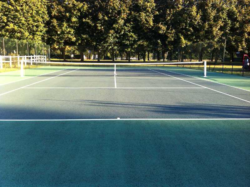 Entreprise de rénovation de terrain de tennis enrobé drainant